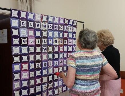 members viewing the signature quilt